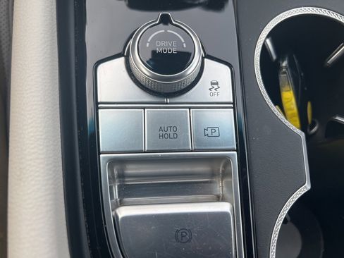 Used 2025 Genesis G70 2.5T image 21