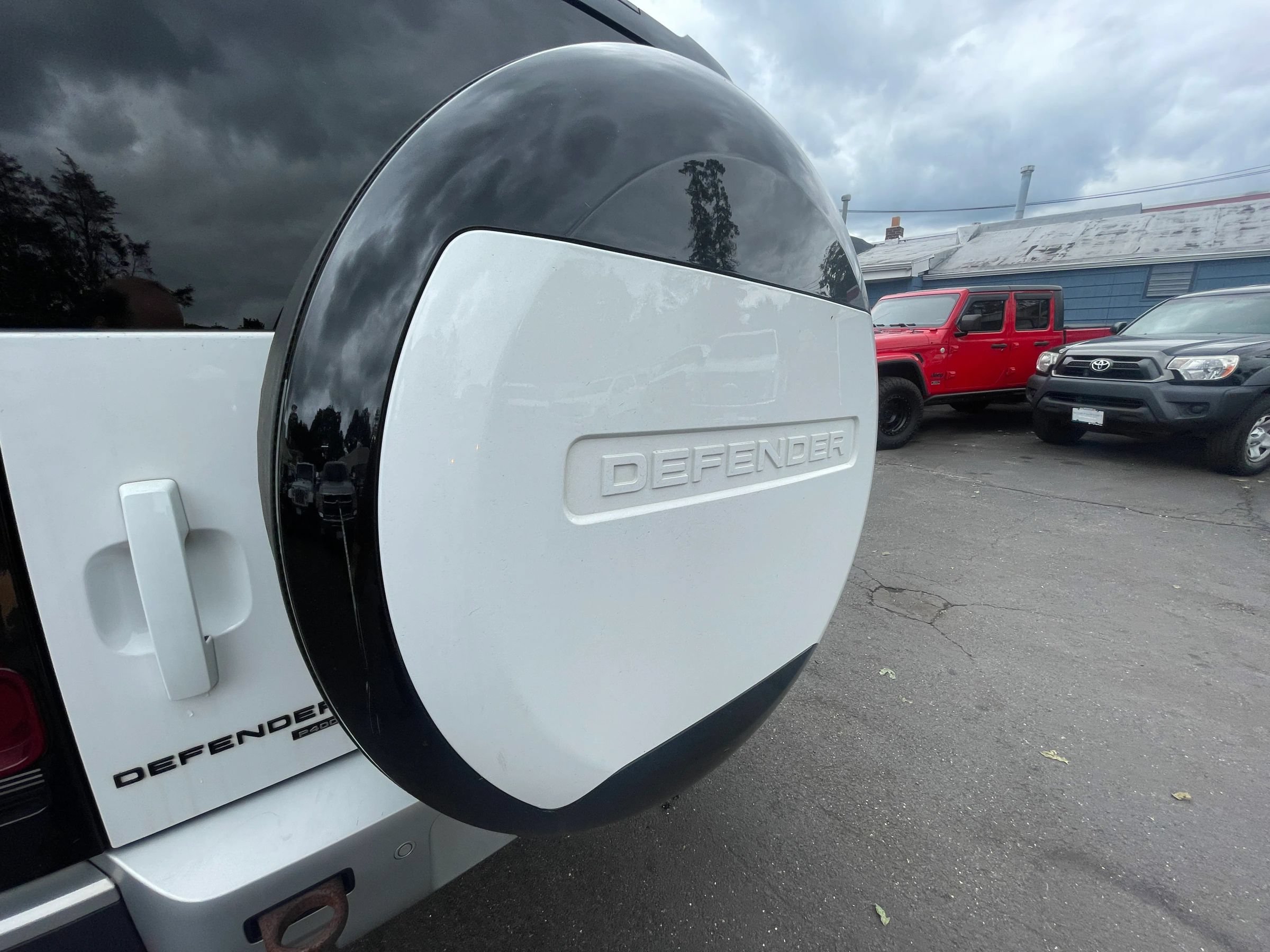 Used 2023 Land Rover Defender 130 SE AWD/4WD image 26