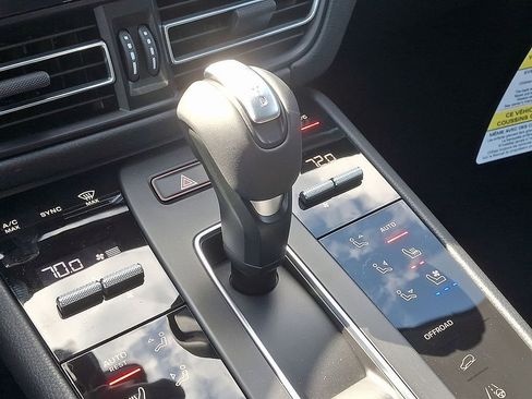 Used 2025 Porsche Macan image 18