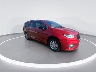 New 2026 Chrysler Pacifica Select video 2