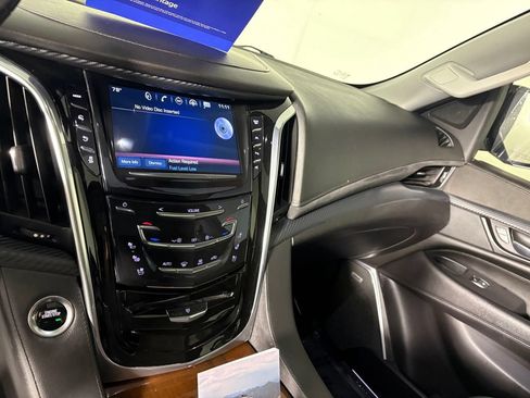 Used 2020 Cadillac Escalade Luxury AWD/4WD image 17
