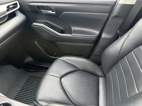 Used 2022 Toyota Highlander XLE AWD/4WD image 25