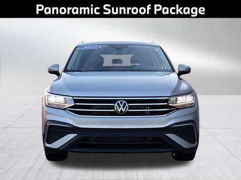 Used 2022 Volkswagen Tiguan SE w/ Panoramic Sunroof Package image 3