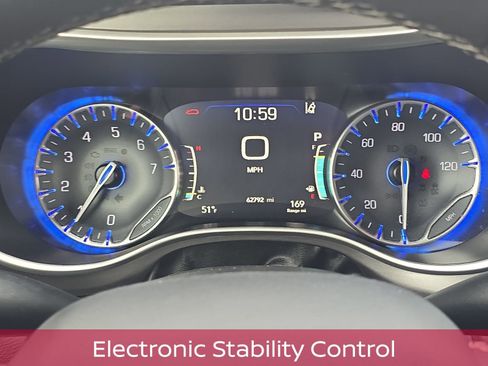 Used 2023 Chrysler Pacifica Touring-L image 17