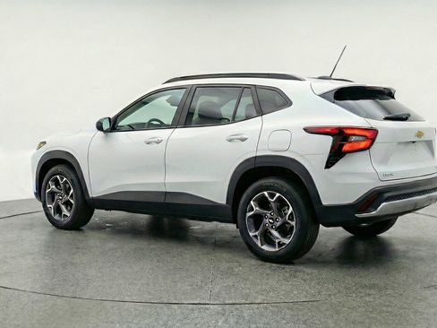 Used 2025 Chevrolet Trax LT w/ LT Convenience Package image 6