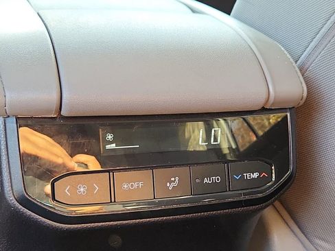 Used 2023 Toyota Highlander L image 16