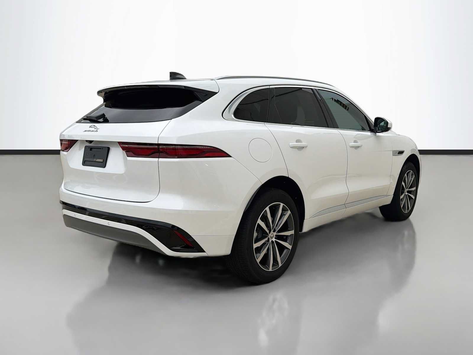 Certified 2025 Jaguar F-PACE R-Dynamic S AWD/4WD image 3