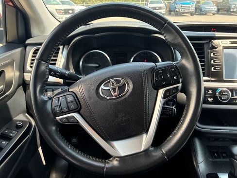 Used 2019 Toyota Highlander SE AWD/4WD image 19