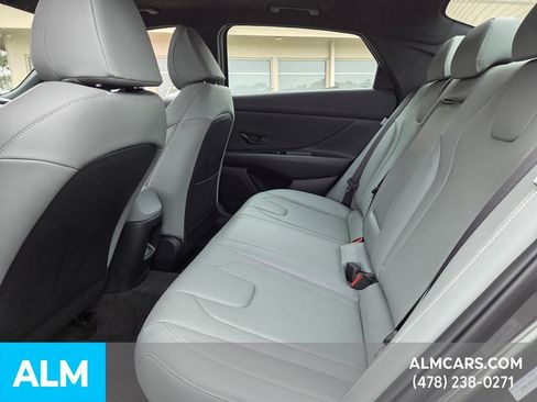 Used 2025 Hyundai Elantra Limited image 4