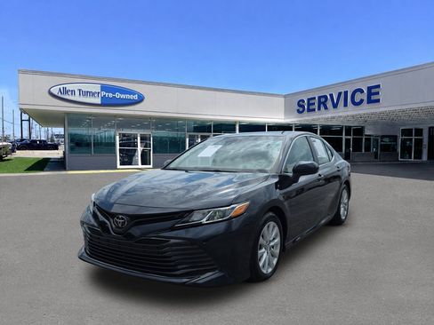 Used 2018 Toyota Camry LE FWD image 4