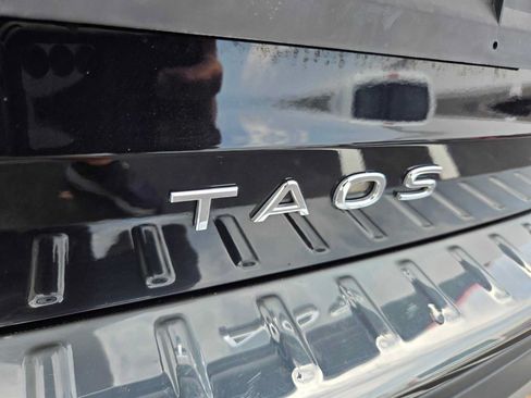 Used 2023 Volkswagen Taos SE w/ Panoramic Sunroof Package FWD image 19