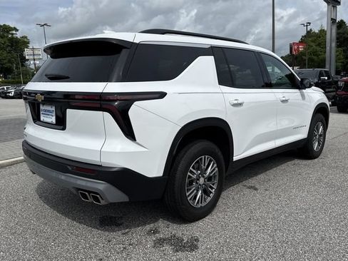 Used 2026 Chevrolet Traverse LT FWD image 3