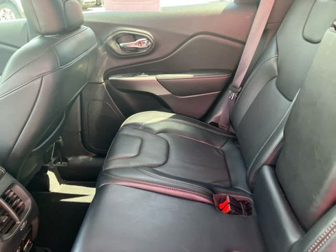 Used 2021 Jeep Cherokee Latitude Lux w/ Comfort/Convenience Group FWD image 32