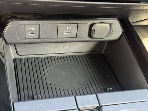 Used 2024 Toyota Prius XLE FWD image 8