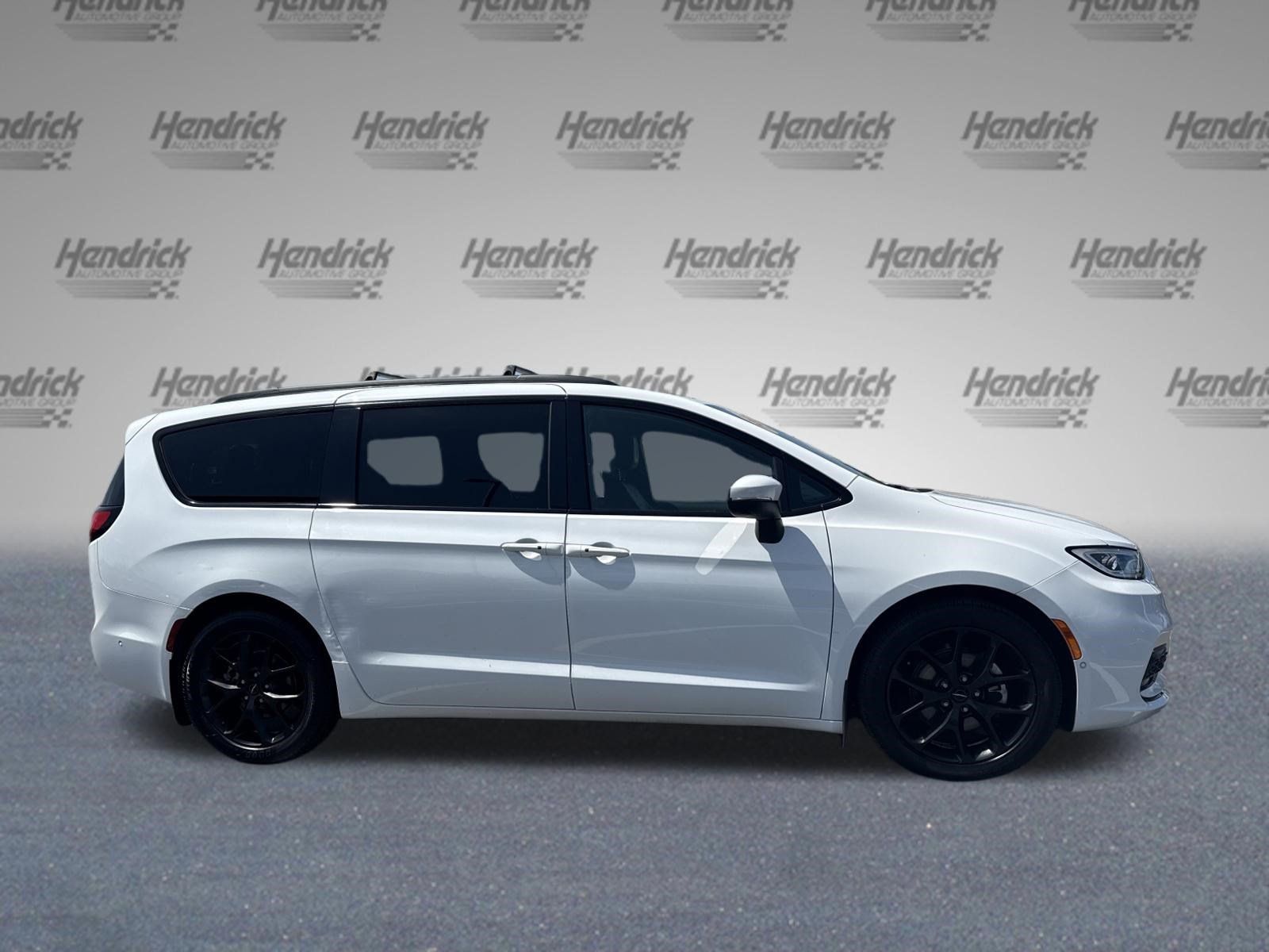 Used 2023 Chrysler Pacifica Touring-L w/ S Appearance Package FWD image 10