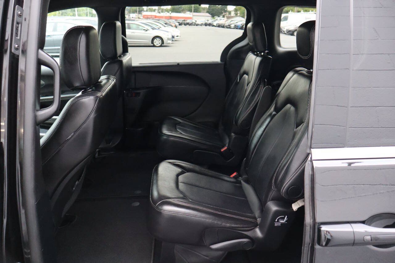 Used 2025 Chrysler Pacifica Select FWD image 5