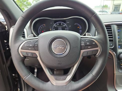 Used 2017 Jeep Grand Cherokee Altitude AWD/4WD image 10