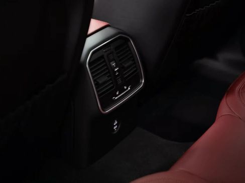 Certified 2025 Porsche Macan image 35