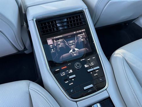 Used 2018 Porsche Panamera 4 image 32