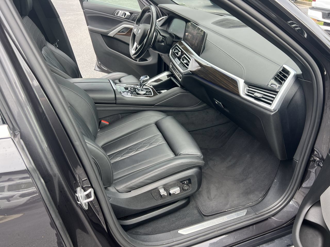 Used 2021 BMW X6 xDrive40i w/ Executive Package AWD/4WD image 34