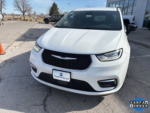 Used 2025 Chrysler Pacifica Select image 11