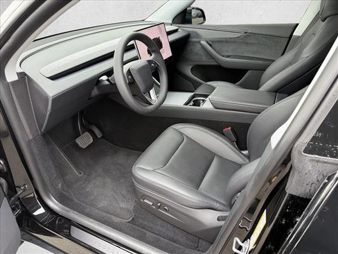 Used 2026 Tesla Model Y 2WD image 9