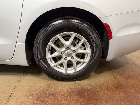 Used 2024 Chrysler Pacifica Touring-L image 93