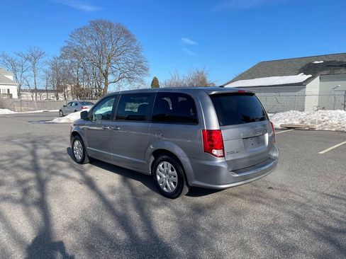 Used 2018 Dodge Grand Caravan SE w/ UConnect Hands-Free Group image 8