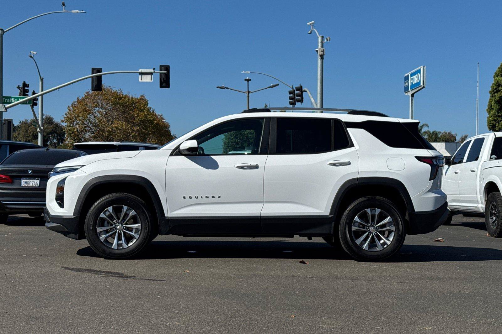Used 2025 Chevrolet Equinox LT w/ Convenience Package II FWD image 9