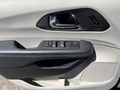 Used 2024 Chrysler Pacifica Touring-L AWD/4WD image 20