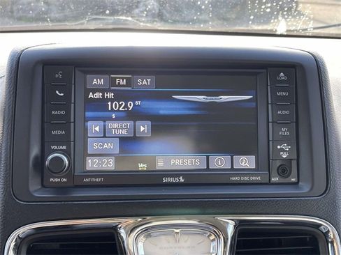 Used 2014 Chrysler Town & Country Touring image 27