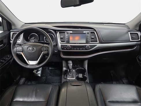 Used 2015 Toyota Highlander XLE image 10