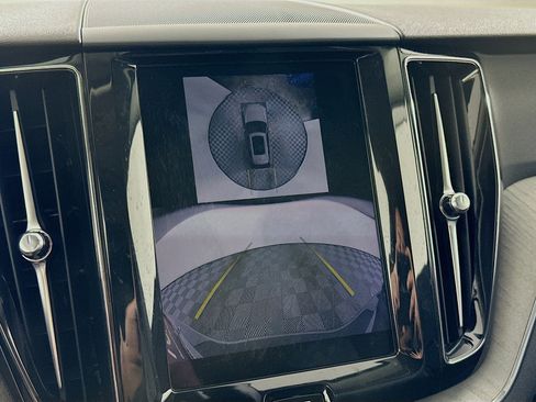 Used 2025 Volvo XC60 B5 Plus image 23