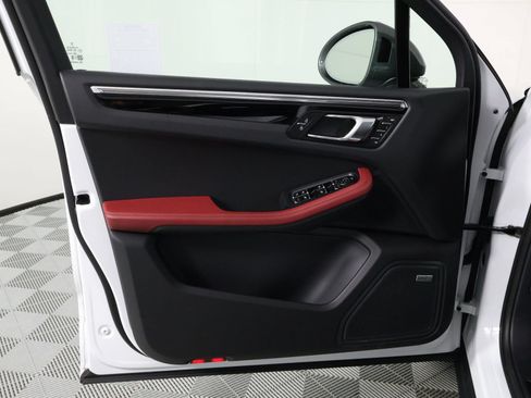 Certified 2026 Porsche Macan Turbo AWD/4WD image 20