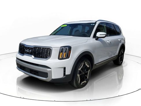 Used 2024 Kia Telluride EX w/ EX Captain's Chair Package FWD image 3