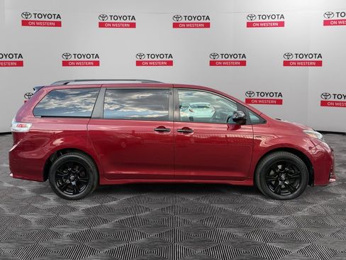 Used 2020 Toyota Sienna SE w/ Nightshade Edition AWD/4WD image 4
