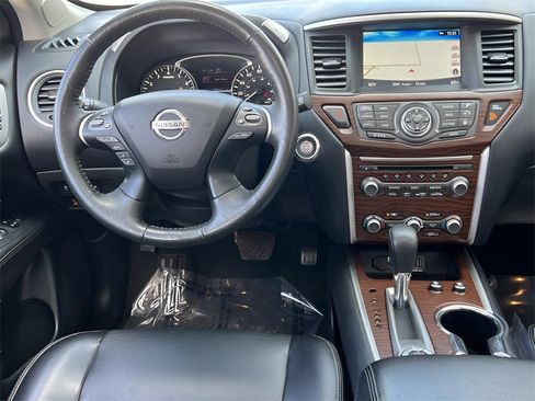 Used 2020 Nissan Pathfinder Platinum image 16