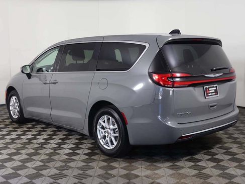 Used 2023 Chrysler Pacifica Touring-L FWD image 9