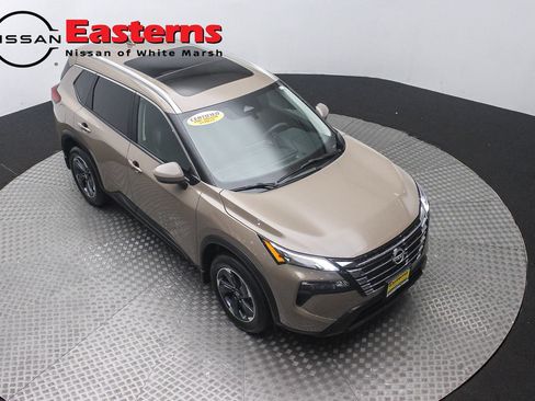 Used 2024 Nissan Rogue SV w/ SV Premium Package FWD image 3