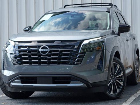 Used 2026 Nissan Pathfinder Platinum FWD image 3