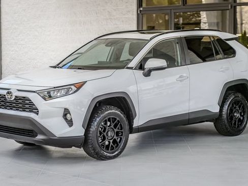 Used 2021 Toyota RAV4 XLE w/ Convenience Package FWD image 6