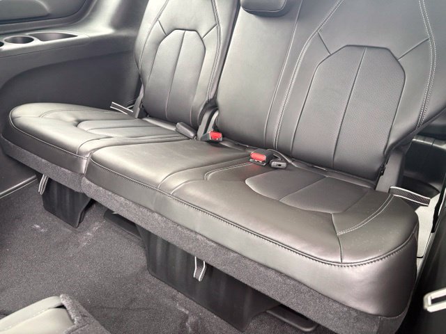 New 2027 Chrysler Pacifica Select AWD/4WD image 11