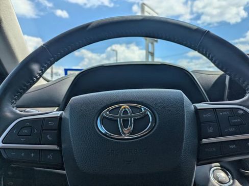 Used 2022 Toyota Highlander LE FWD image 32