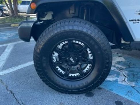 Used 2017 Jeep Wrangler Unlimited Sahara w/ Connectivity Group AWD/4WD image 32