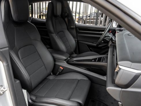 Certified 2025 Porsche Macan Electric image 42