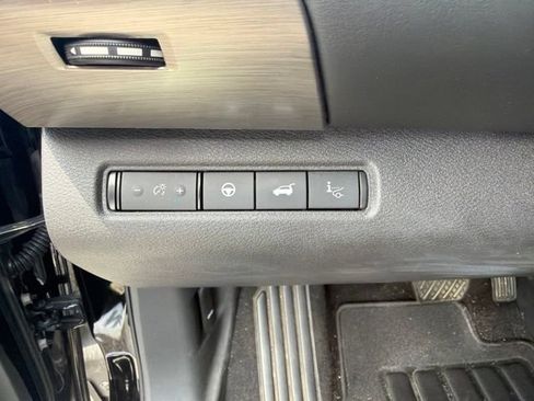 Used 2025 Nissan Pathfinder Platinum w/ Black Appearance Package AWD/4WD image 9