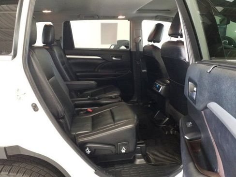 Used 2019 Toyota Highlander XLE FWD image 14