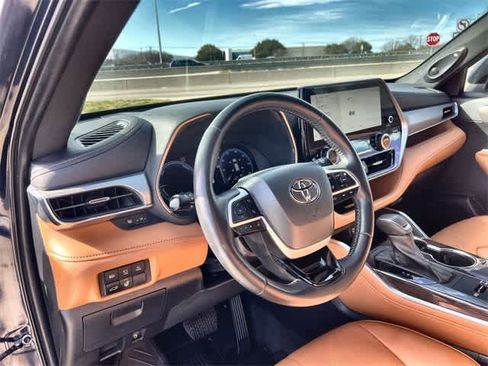 Used 2023 Toyota Highlander Platinum image 15