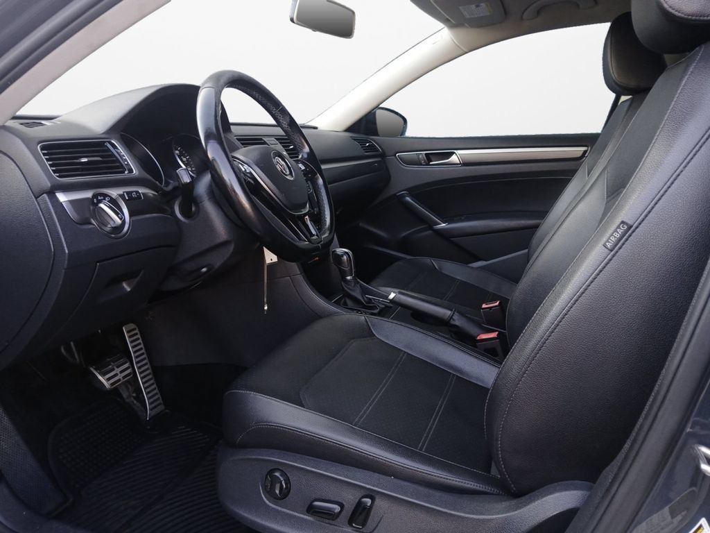 Used 2018 Volkswagen Passat 2.0T R-Line w/ R-Line Lighting Package FWD image 18