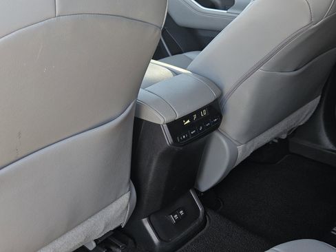 Used 2020 Toyota Highlander XLE image 26